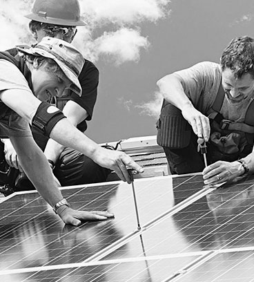 [Técnicos fazendo manutenção em painél solar]